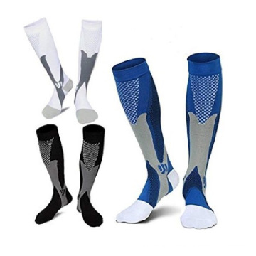 2019 OEM personnalisé nouveau logo de designer hommes fournis par l&#39;usine chaussettes de sport de football de haute qualité en coton